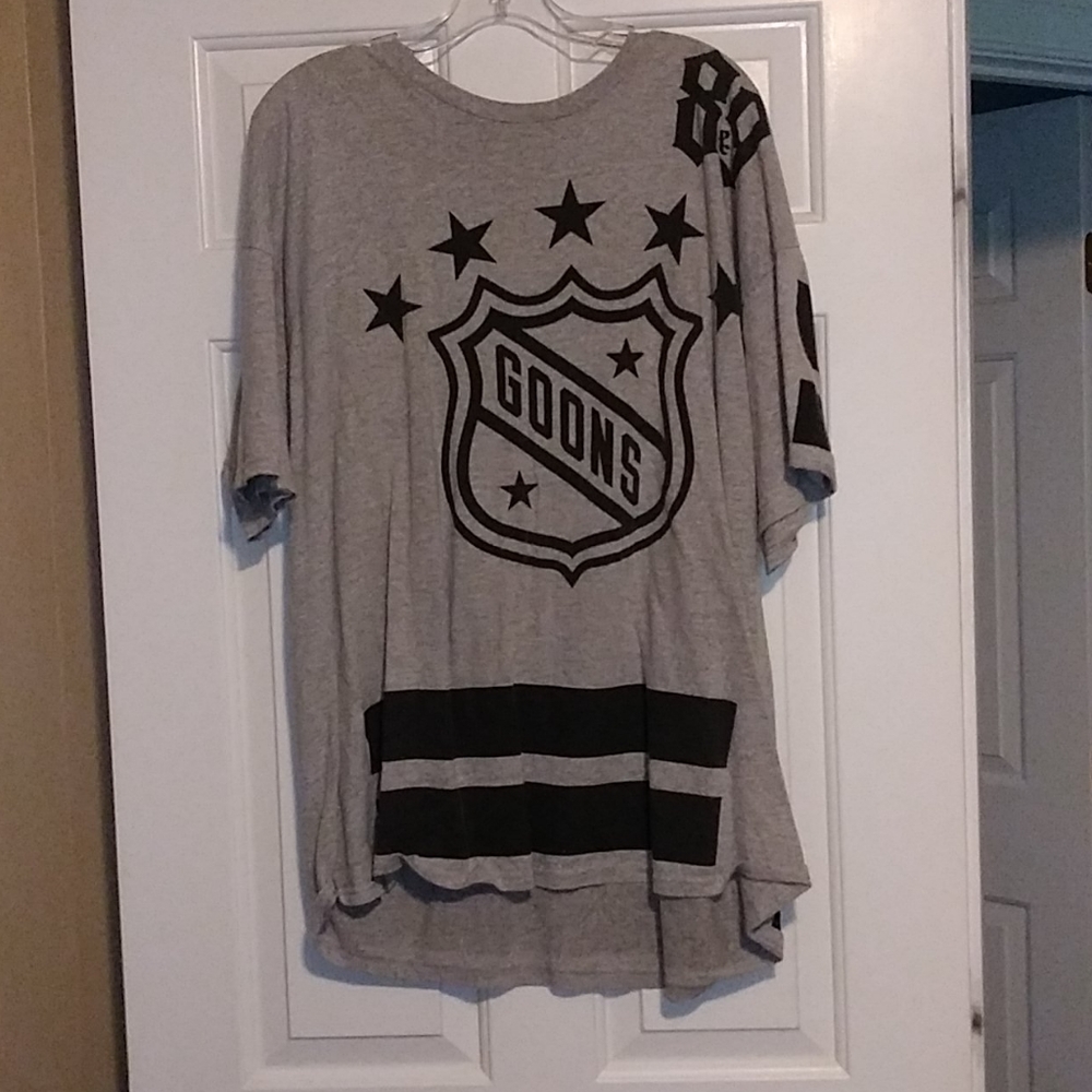 NEVER WORN Eight & Nine Co. Gray t shirt